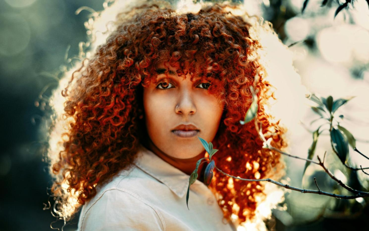 Präzises Arbeiten mit professionellen Werkzeugen beim Haarschnitt