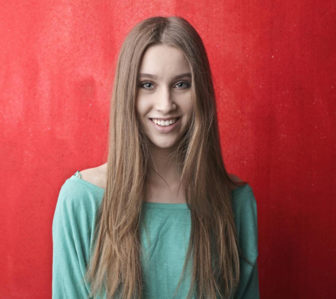 Professioneller Arbeitsplatz mit Werkzeugen für präzise Haarschnitte